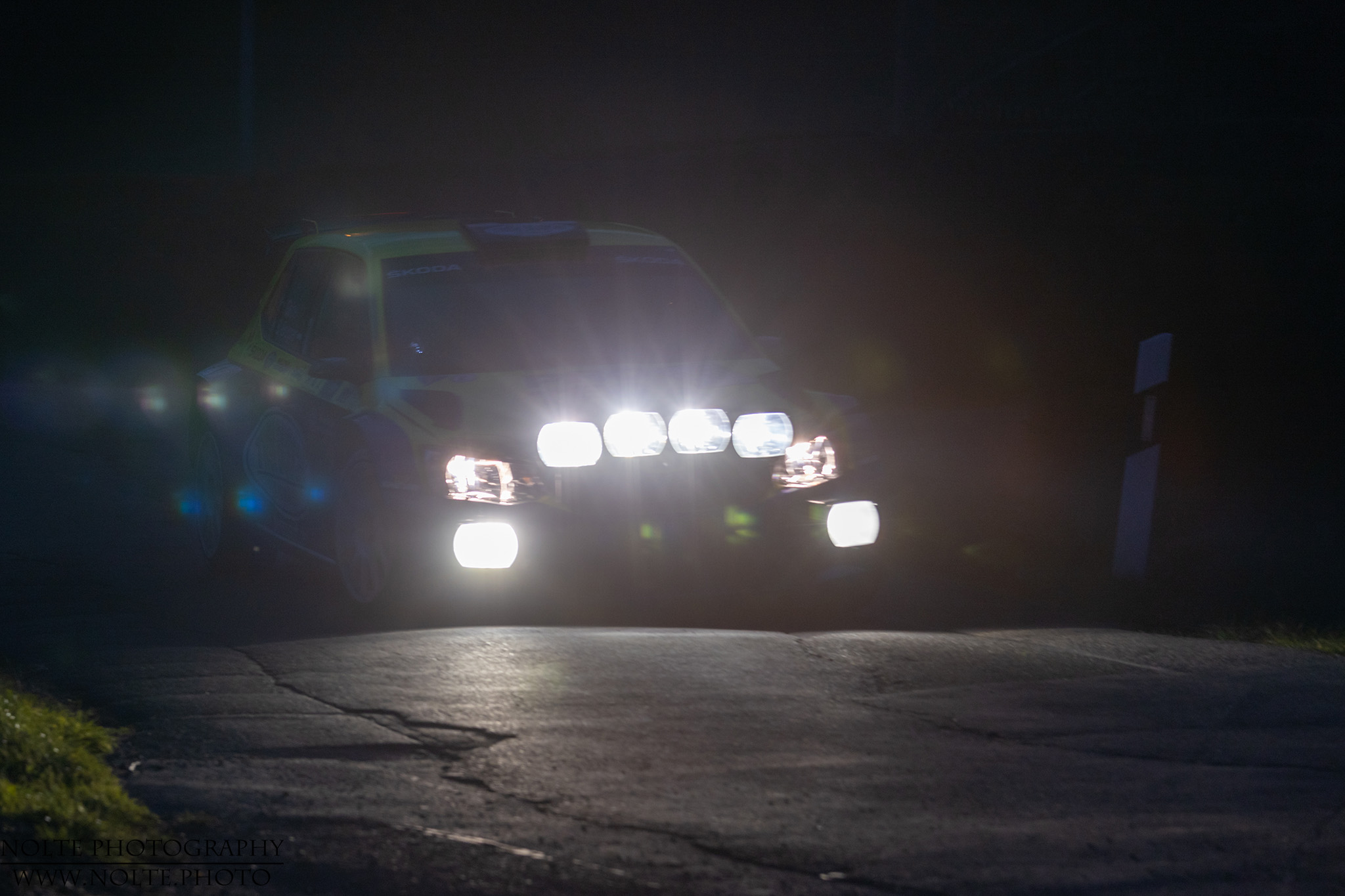 Lichtbatterie an einem Skoda Fabia während einer Rallye